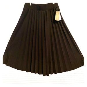 Metrowear Black Pleated Skirt